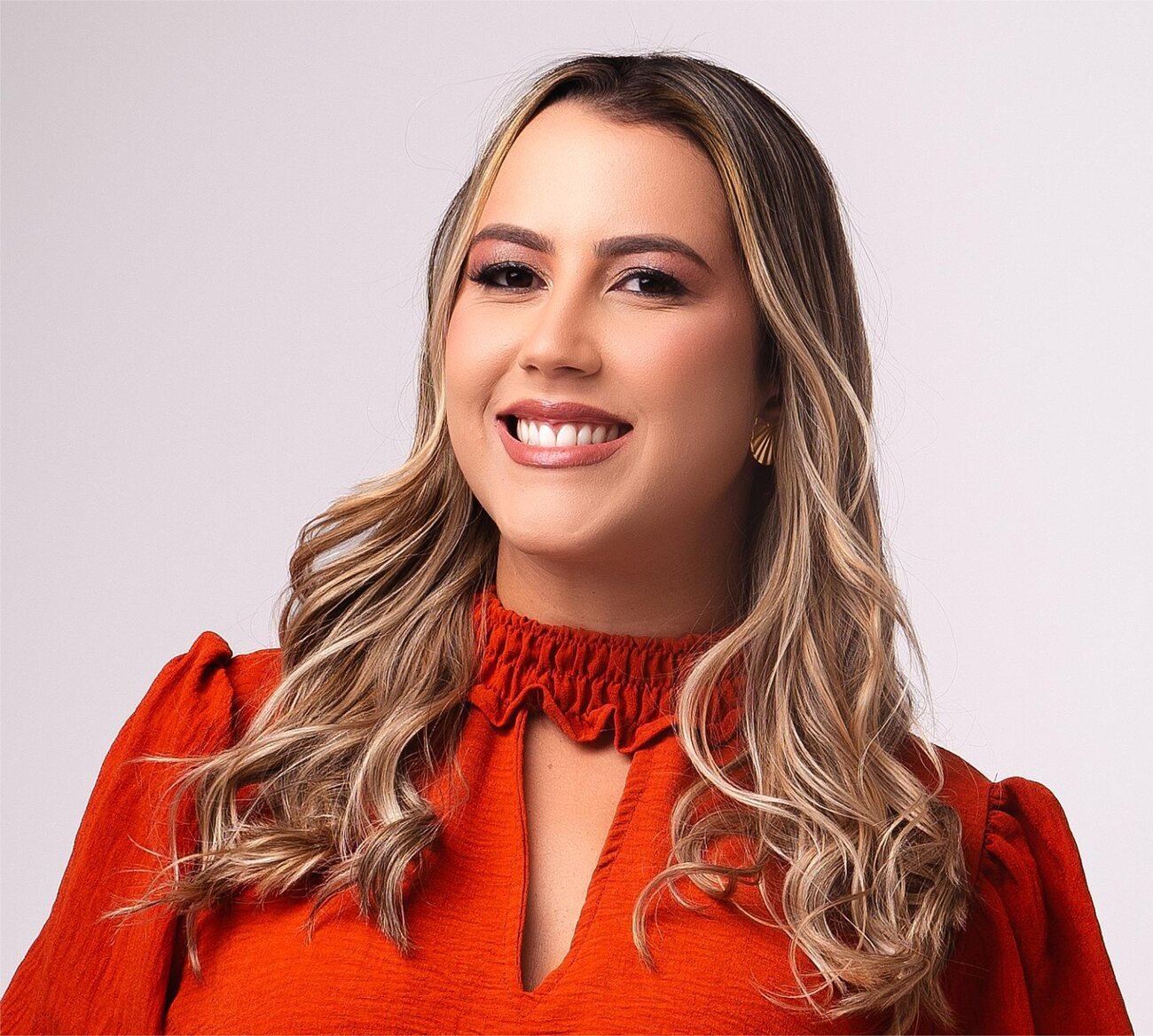 Neylane Fagundes, psicóloga e consultora de carreira, sorrindo